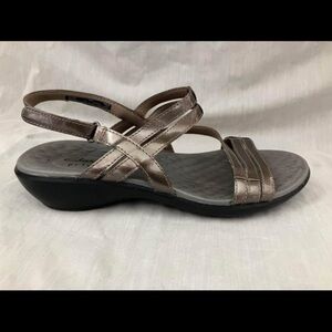 women’s size 8 Clark’s Privo metallic finish sandal Velcro tie